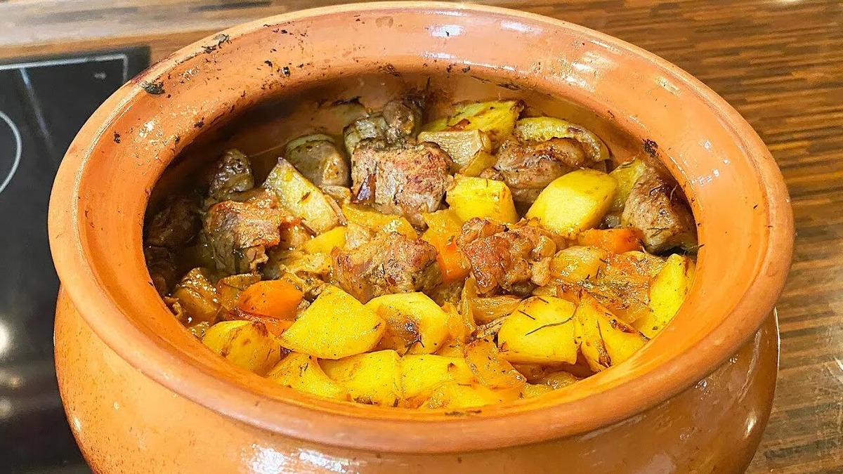 Вкусное жаркое из свинины в горшочках: простой рецепт для домашнего ужина. Это классическое блюдо, которое любят многие. Готовить его просто, а результат всегда получается отличным. Мясо получается сочным, а овощи – мягкими и ароматными.

Самые подходящие части свиной туши для приготовления в горшочках

Свиная лопатка – содержит оптимальное соотношение мяса и жировых прослоек, что делает блюдо сочным.
Окорок – более постная часть, но при правильном приготовлении получается очень нежным.
Грудинка с прослойками – идеально подходит благодаря балансу мяса и жира.
Важные советы по выбору мяса

Выбирайте мясо с небольшими жировыми прослойками – они расплавятся при готовке и сделают блюдо сочнее.
Избегайте слишком постных частей – они могут получиться суховатыми.
Свежее мясо должно иметь розовый цвет и приятный запах.
При нажатии пальцем ямка должна быстро восстанавливаться.
Готовое жаркое из свинины отлично подойдет для семейного ужина. Оно сытное, вкусное и создает уютную атмосферу. Следуя рецепту, вы легко приготовите блюдо, которое понравится всем. Готовы узнать, как приготовить это вкусное блюдо? Давайте начнем!