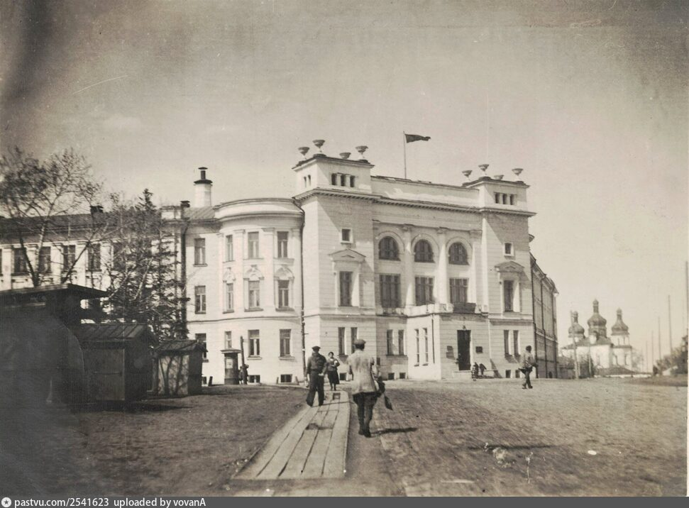 1938, Педагогический институт. Источник: https://goskatalog.ru/portal/#/collections?id=39767984
