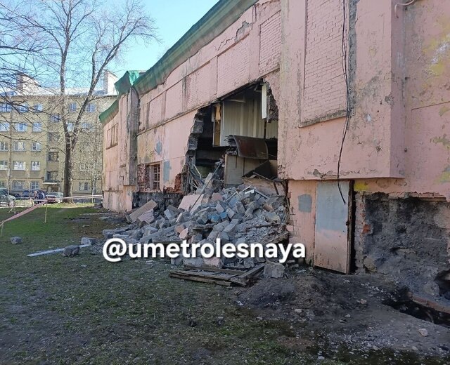 В Петербурге обрушилось историческое здание детского сада Батенинского жилмассива