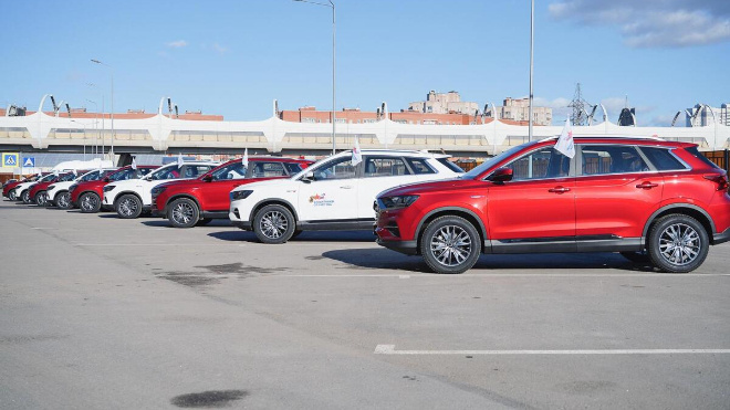 Фонд «Защитники Отечества» вручил ветеранам СВО ключи от машин с ручным управлением