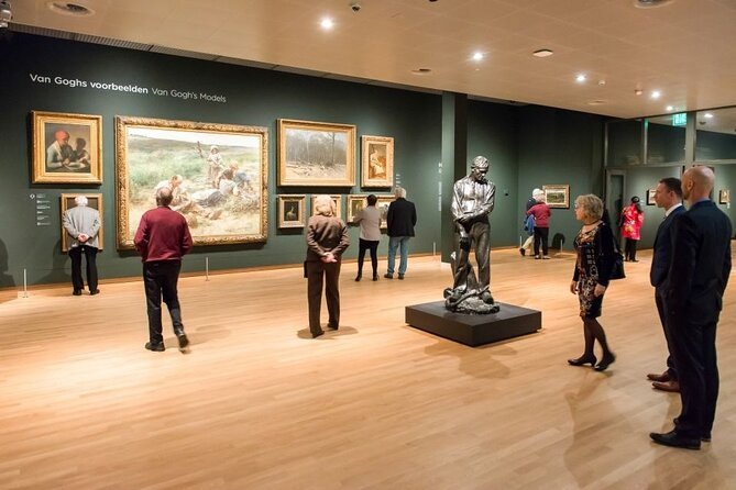 В музее Ван Гога (из сети)