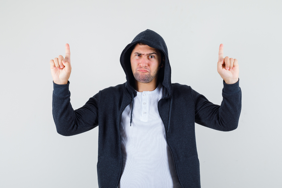 https://ru.freepik.com/free-photo/young-male-pointing-up-t-shirt-jacket-looking-strict-front-view_13063469.htm#fromView=search&page=1&position=6&uuid=5667d0c6-f3d8-445c-b40c-184390df42f1&query=%D0%BF%D0%B0%D1%80%D0%B5%D0%BD%D1%8C+%D0%B7%D0%BB%D0%BE%D0%B9%2C+%D0%B1%D0%B0%D0%BD%D0%B4%D0%B8%D1%82