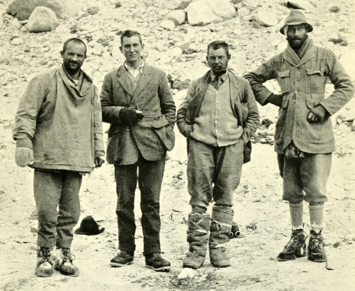 Визуально старые альпинистские фото выглядят «почти гражданскими», хотя по факту это была максимально продвинутая экипировка своего времени. На фото 1922 года: Артур Морсхед, Джордж Мэллори, Говард Сомервелл и Эдвард Нортон.