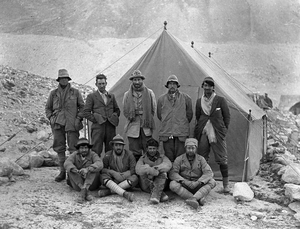 Альпинисткую одежду собирали вручную из разных предметов: армейской формы, охотничьей одежды и специально пошитых элементов. Поэтому внешний вид часто выглядел не как спортивный, а как смесь гражданской и экспедиционной одежды начала XX века. На фото — экспедиция на Эверест 1924 года. Стоят: Эндрю Ирвин, Джордж Мэллори, Эдвард Нортон, Ноэл Оделл. Сидят: Чарльз Брюс, Говард Сомервелл, Артур Битэм. 