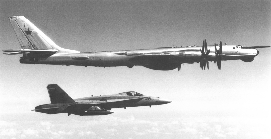 Ту-95РТ в сопровождении F/A-18
Источник war-book.ru