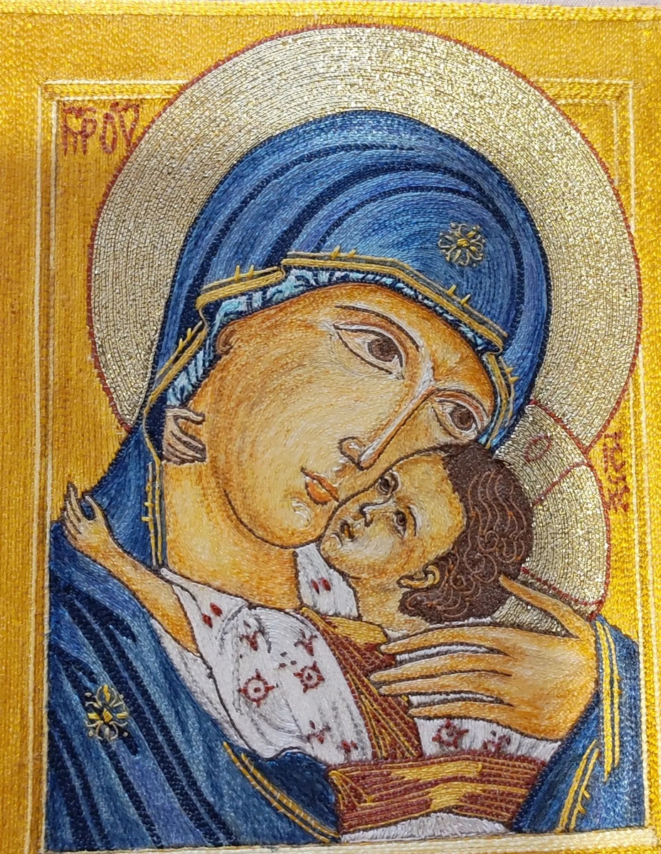 Размер вышитого полотна 10 на 12 см, будет в раме и освящена