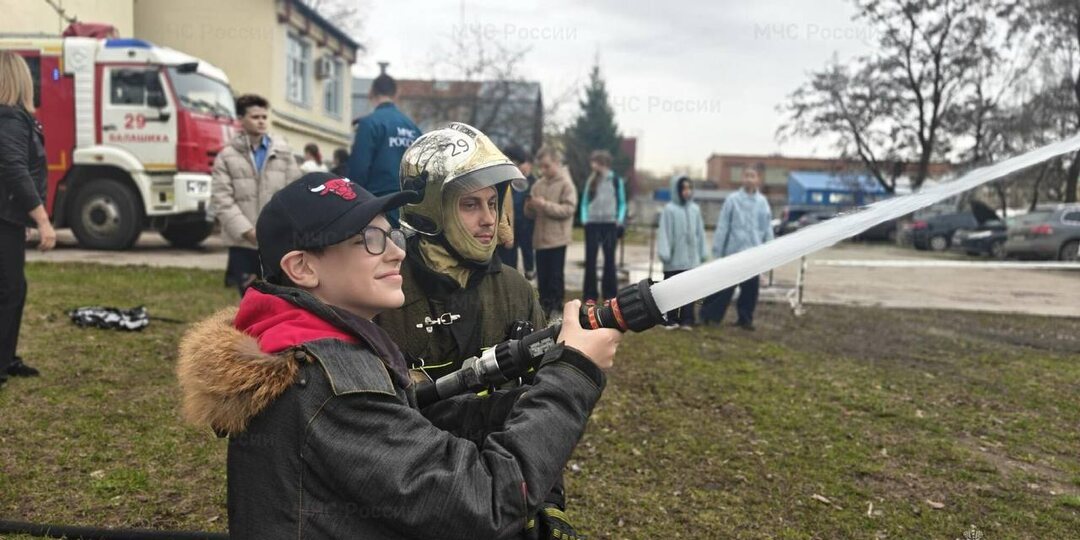 📌В Балашихе школьники познакомились с работой пожарных