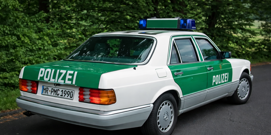 Mercedes для немецкой полиции: броня, оружие в дверях и 220 км/ч