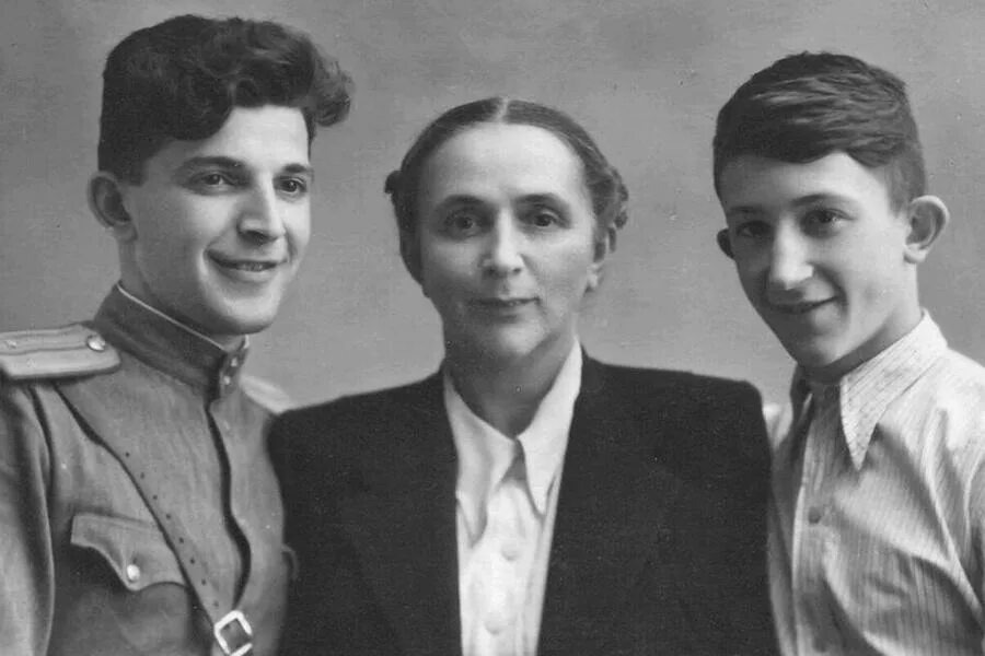  Аркадий Натанович Стругацкий, Александра Ивановна Стругацкая (Литвинчева), Борис Натанович Стругацкий. Изображение взято из открытых источников