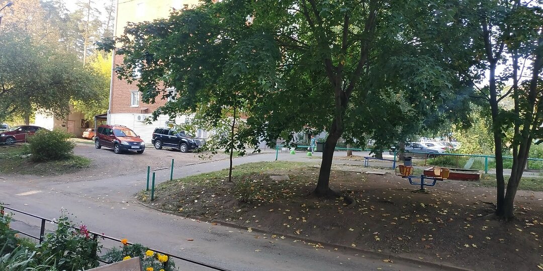 В Госдуме предложили сделать скамейки у подъездов обязательными