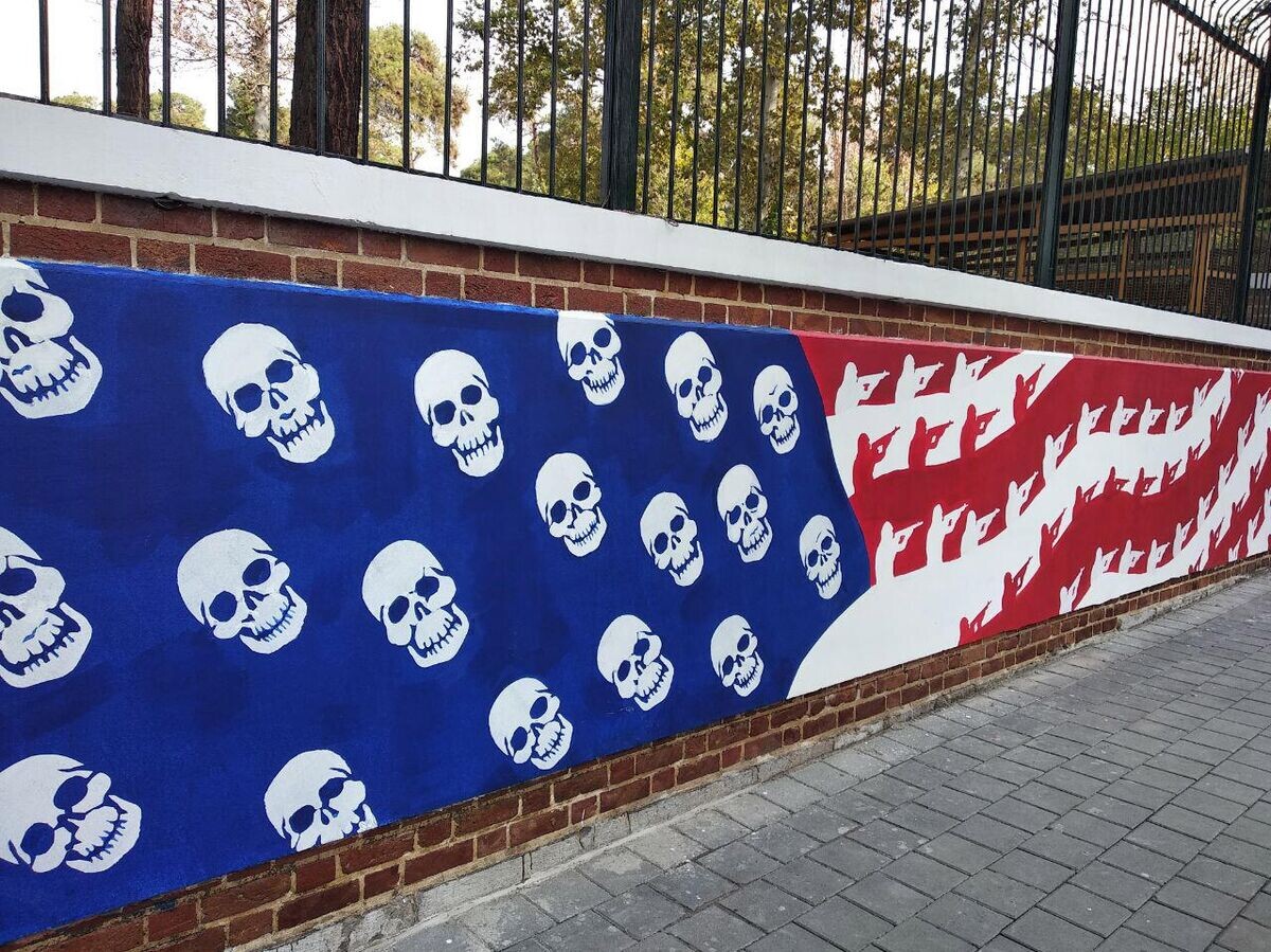    Новые граффити на стене бывшего посольства США в Тегеране | © РИА Новости / Антон Быстров