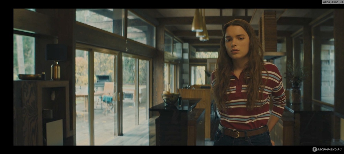 На кадре из фильма «Голосовой помощник» (2025) изображена: Полина Федина в роли Кати — нынешняя возлюбленная Вани, переживающая последствия выкидыша.