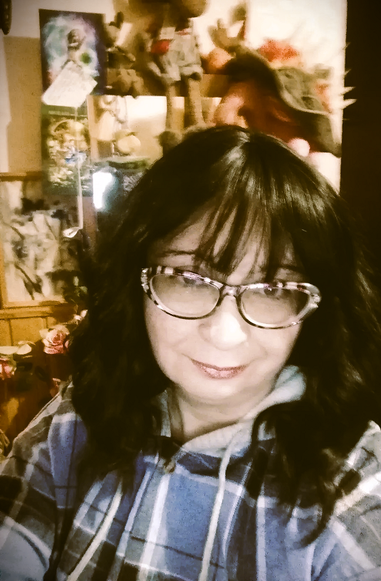 Тоже паричок нацепила, глаза, губы намазала и устроила прямо сейчас фотосессию. Листайте дальше 