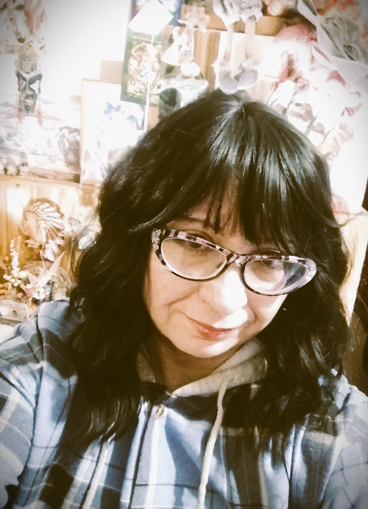 Личное фото автора. Самое свежее.  Рубашечку заметили? Похоже на ту, в которую меня одел ИИ на картинке с кошками?  