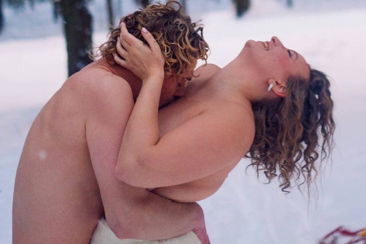     Муж целовал обнаженную грудь: зарезанная актером Владиславом Бенграфом девушка перед смертью показала эротическое фото