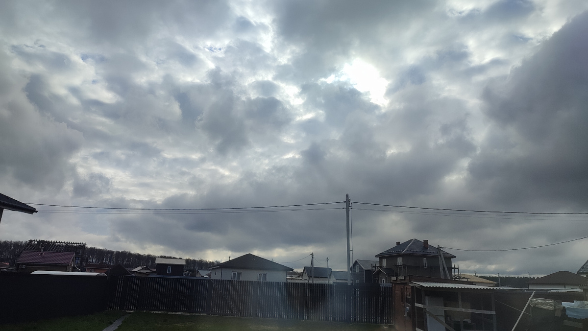 А небо сегодня красивое и суровое