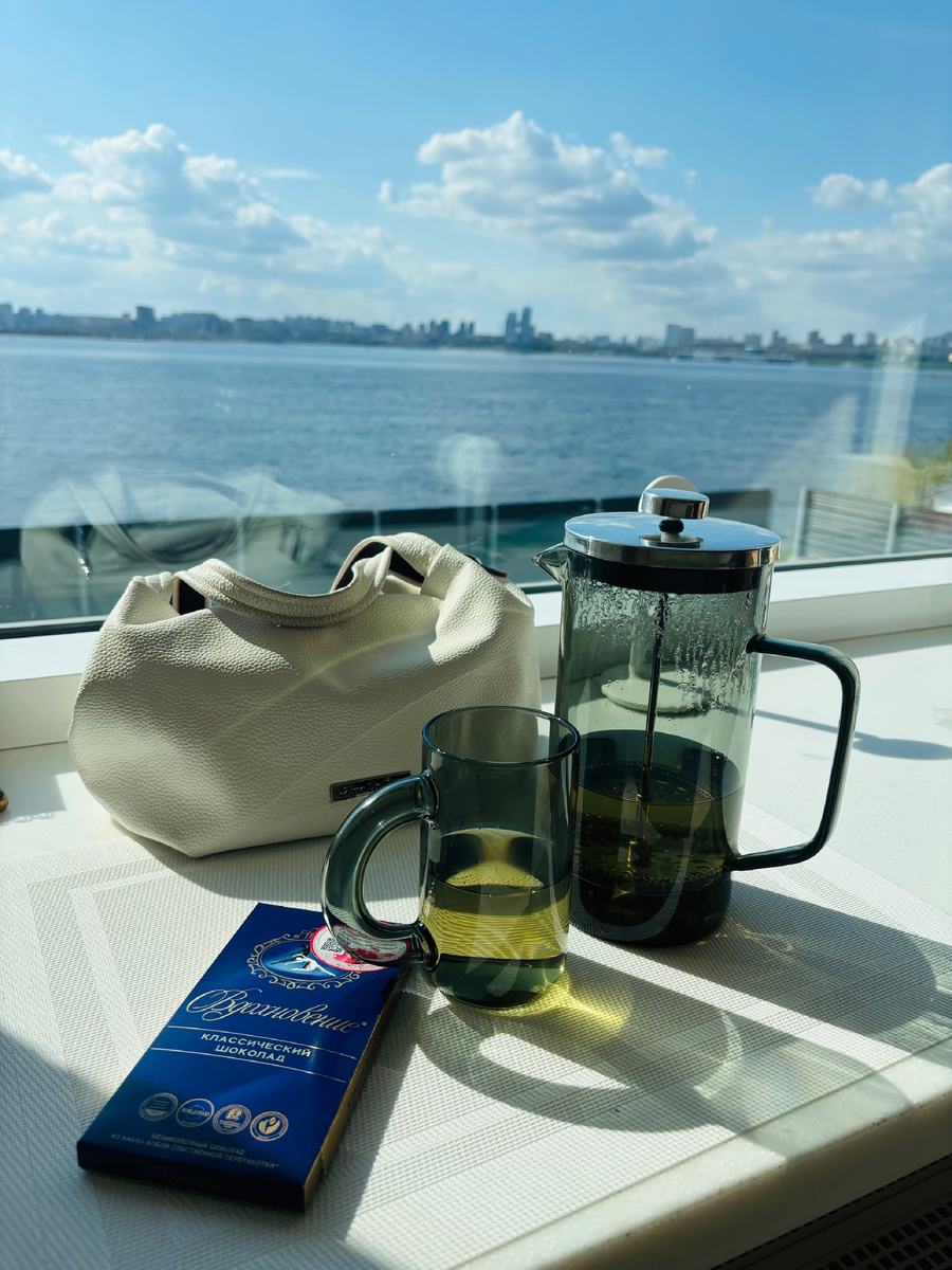 Угощали меня зеленым чаем и вкусным кофе. 