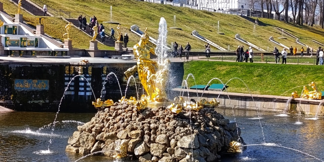 Пробный пуск фонтанов в Петергофе