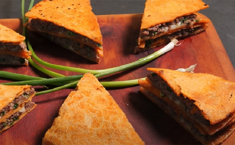 Интересное блюдо с фаршем и сыром: по-настоящему вкусное решение для быстрого перекуса