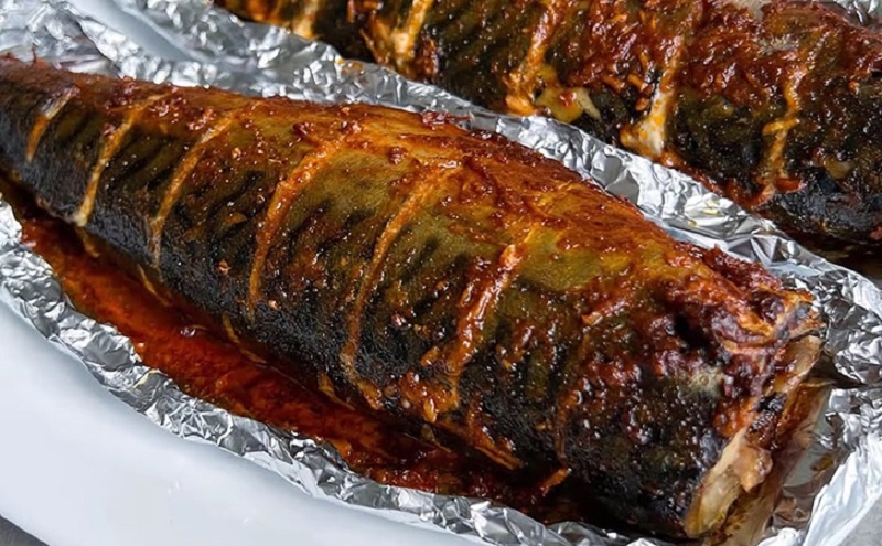 Как запечь скумбрию с чесноком и зеленью: секрет идеальной рыбы для семейного ужина