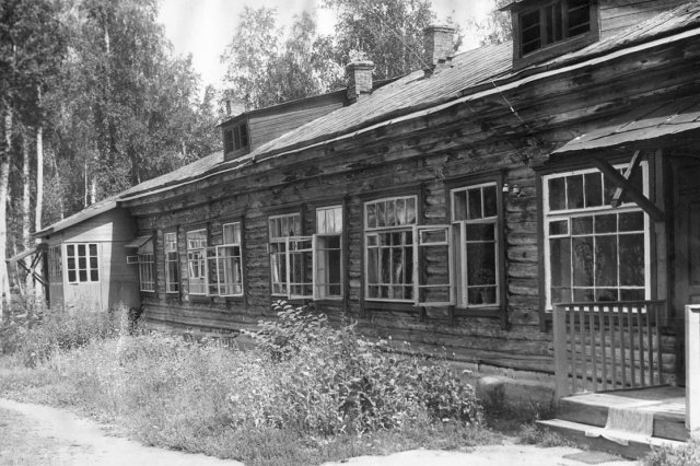 Фото своей старой школы, к сожалению, не нашла. Но вот эта немного похожа. Картинку взяла отсюда: https://dolgoprud.org/photos/photos/6_156_20120222142853_stand.jpg