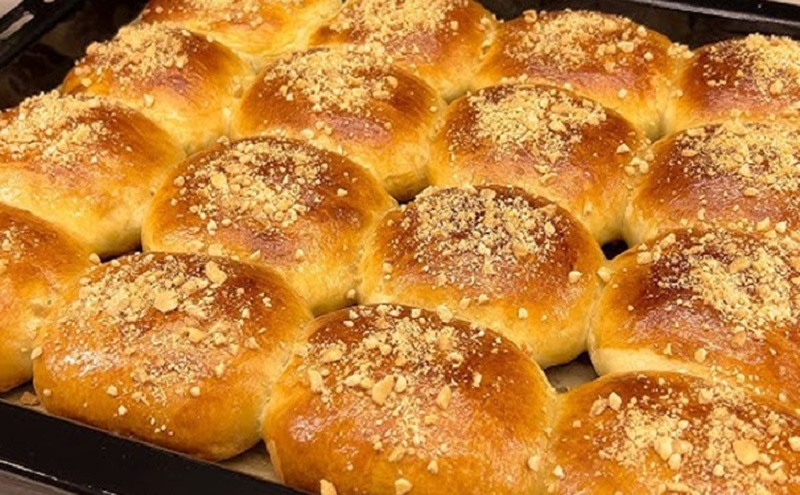 Мягкие булочки с хрустящей корочкой и ягодной начинкой: пошагово, легко и невероятно вкусно