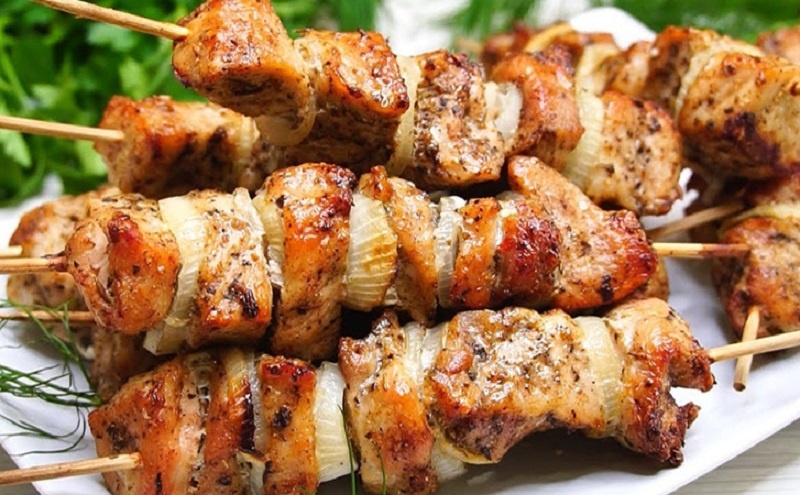 Как приготовить настоящий шашлык из курицы на шпажках дома — просто, сочно и аппетитно