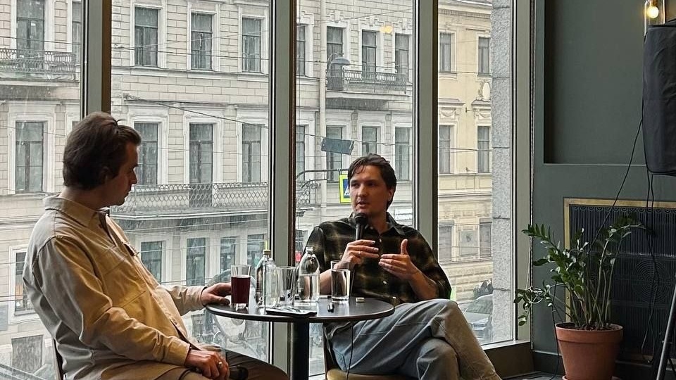 В легендарных питерских «Подписных изданиях» прошла презентация нового романа Ильи Мамаева-Найлза «Только дальний свет фар