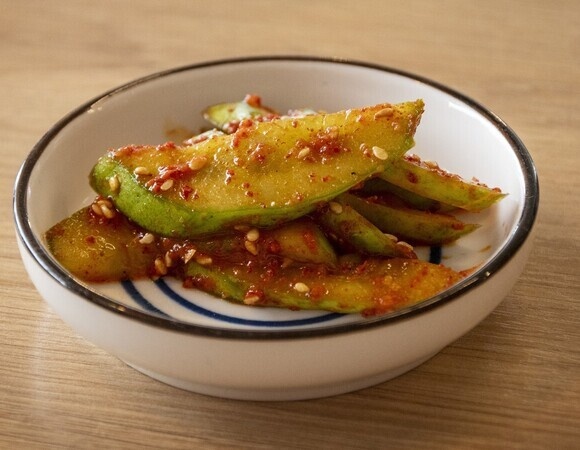 Кабачки как из корейского кафе за 30 минут: шеф Спиваков сказал, какими специями приправить "пресный" овощ