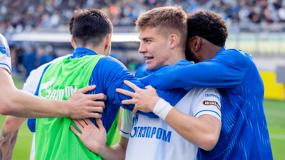 Полузащитник «Зенита» Даниил Кондаков (в центре) празднует забитый гол во время матча.📷Фото: ТАСС