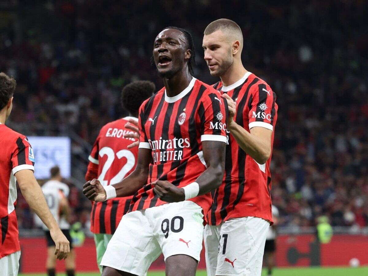    Футболисты "Милана" Тэмми Абрахам (слева) и Страхинья Павлович | © Фото : Соцсети "Милана"