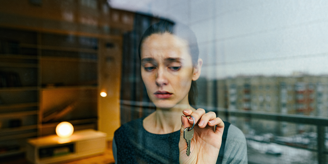 Свекровь пришла делить квартиру через год после свадьбы, а муж молчал: «Ты должна понять маму