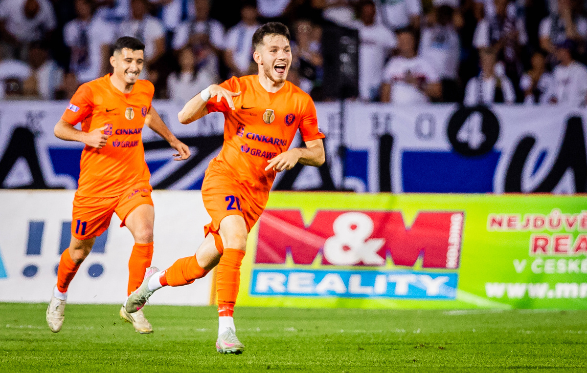    Футболисты "Целе" Милот Авдили и Никита Иосифов  IMAGO/Branislav Racko via Reuters Connect