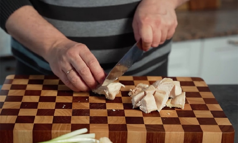 Необыкновенно сытный куриный салат: раскрываем новый вкус привычного блюда