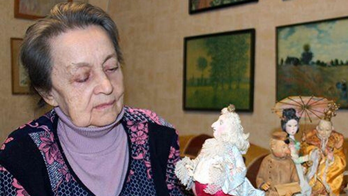 Майя Бузинова со своими персонажами. Фото  - газета  "Люберецкая панорама" https://docviewer.yandex.ru/view/13434538/?page=3&*=