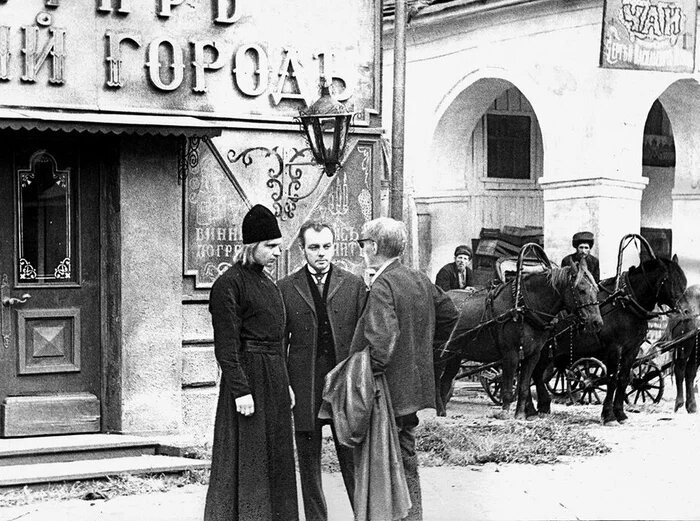Режиссер Иван Пырьев на первом плане, в гриме – артисты Андрей Мягков (Алеша Карамазов) и Кирилл Лавров
