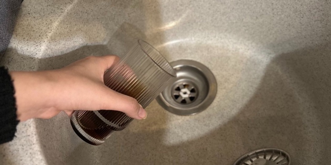 Этот дешевый порошок за 3 копейки прочистит слив за 30 минут – пробивает жир и волосы в трубах