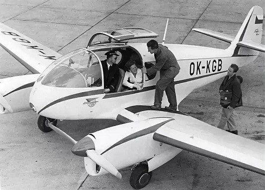 Речь, видимо, о таких Aero Ae-45S.