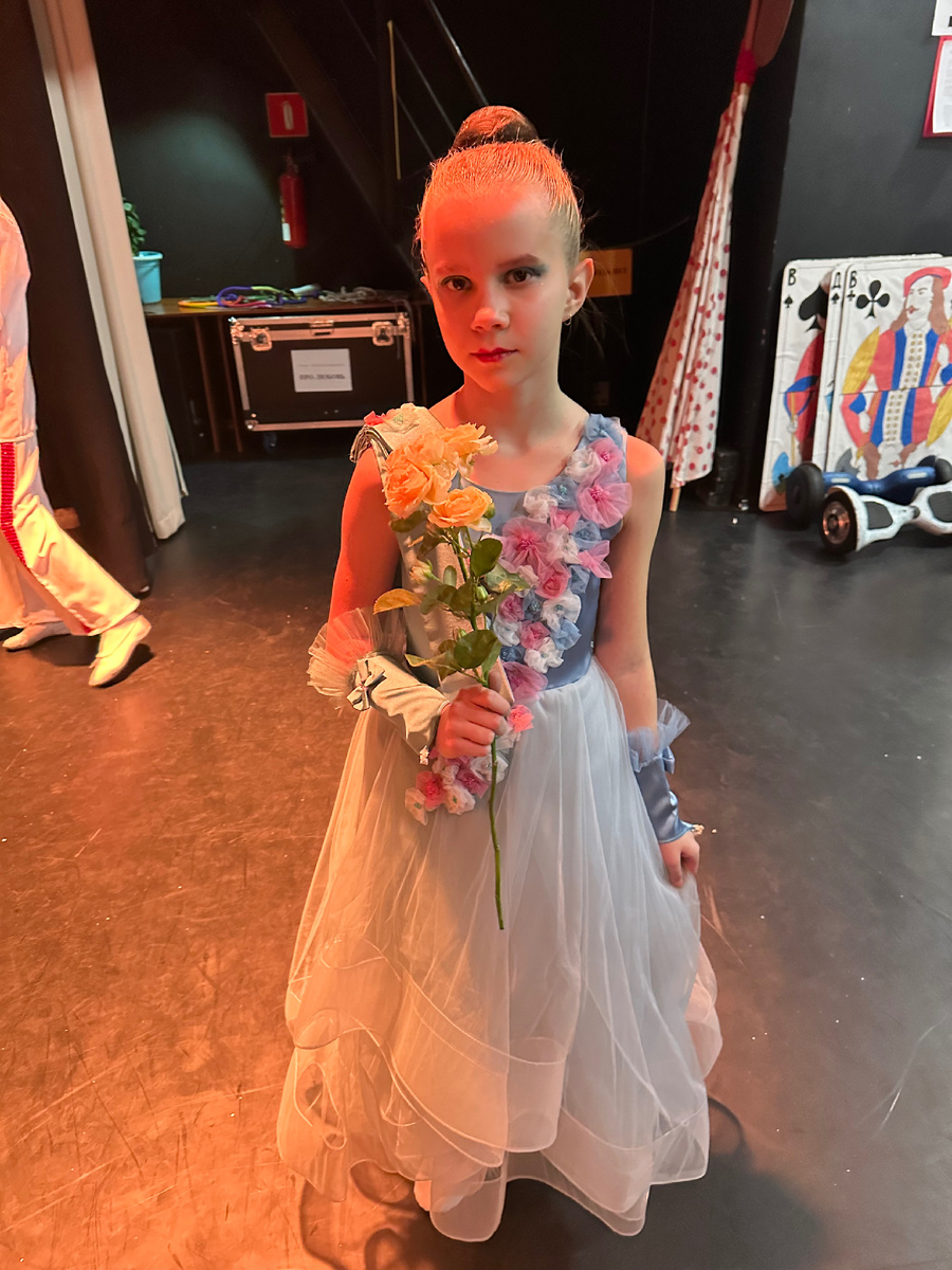 Всем девочкам подарили цветы