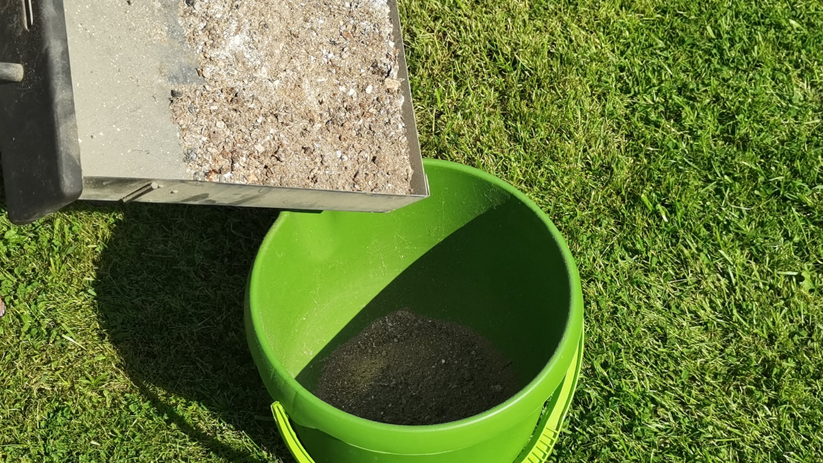 Берёзовая зола из бани. Цвет светлый, почти белый — признак того, что горение было полным