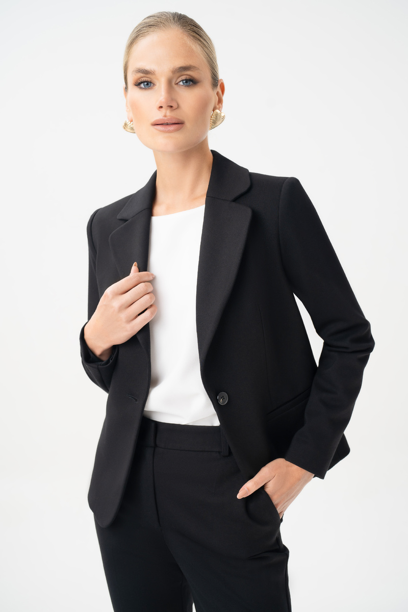 Черный женский приталенный жакет URS – это базовый элемент гардероба, который никогда не выходит из моды и всегда подчеркивает элегантность и утонченный вкус.