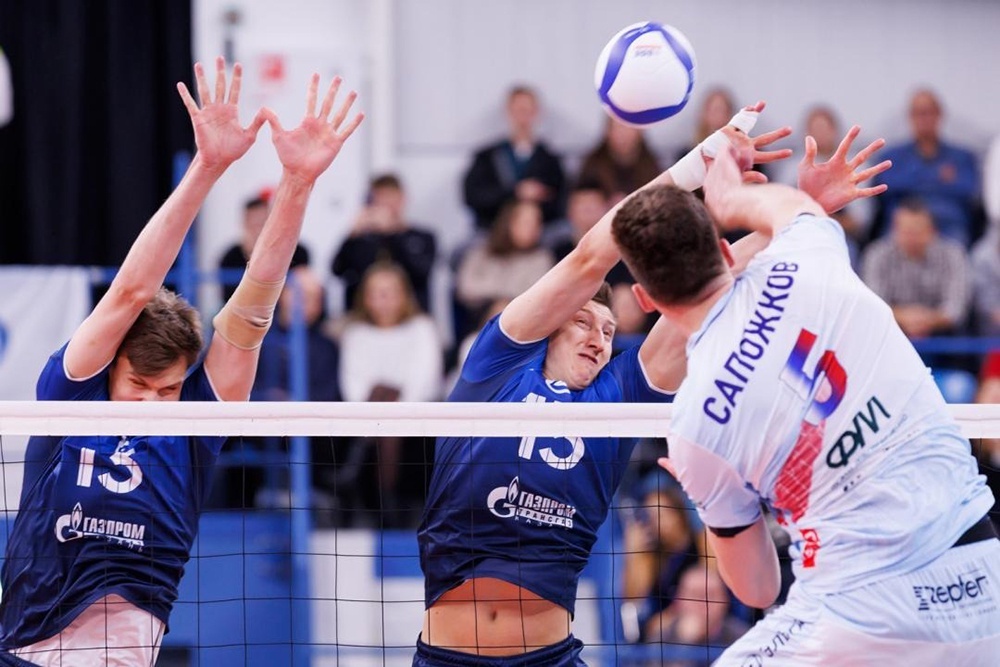    Динамовский диагональный Максим Сапожков атакует через блок доигровщика ВК "Зенит-Казань" Дмитрия Волкова. / Пресс-служба ВФВ