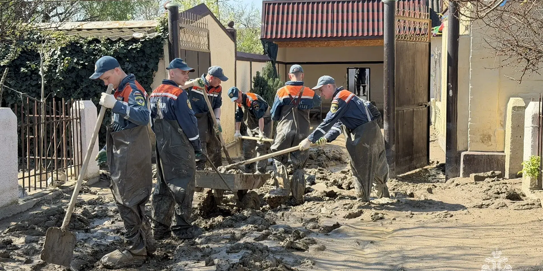 Тульские спасатели помогают расчищать дороги в Дагестане после сильного наводнения