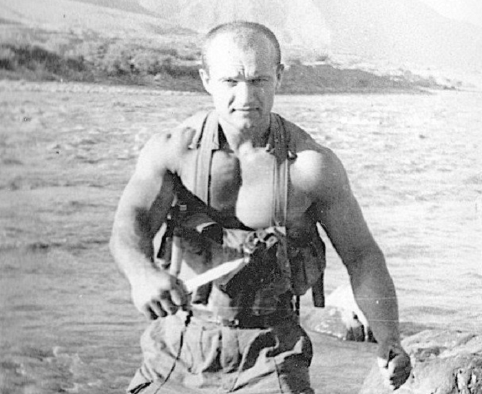 Советский инструктор с ножом