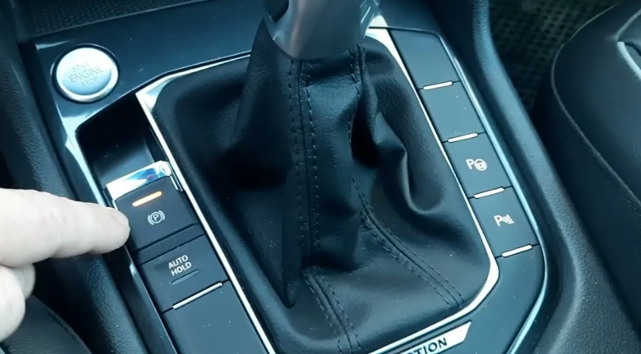 Что будет, если потянуть кнопку электронного ручника на скорости 100 км/ч: проверил на своей машине и делюсь результатом