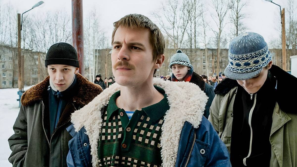    Кадр из сериала «Слово пацана. Кровь на асфальте». Лев Зулькарнаев — Зима, Иван Янковский — Вова Адидас. Сериал получил вторую волну популярности спустя полгода после премьеры именно благодаря нарезкам в TikTok и «VK Клипах» / Фото: Wink, Start