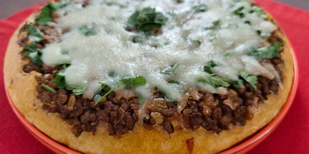 Мясной пирог на сковороде.