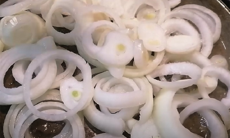 Куриная печень с яблоками и луком: секрет насыщенного вкуса и нежности
