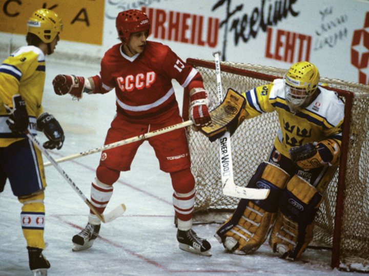     Нападающий сборной СССР Каменский атакует ворота шведов. / РИА Новости