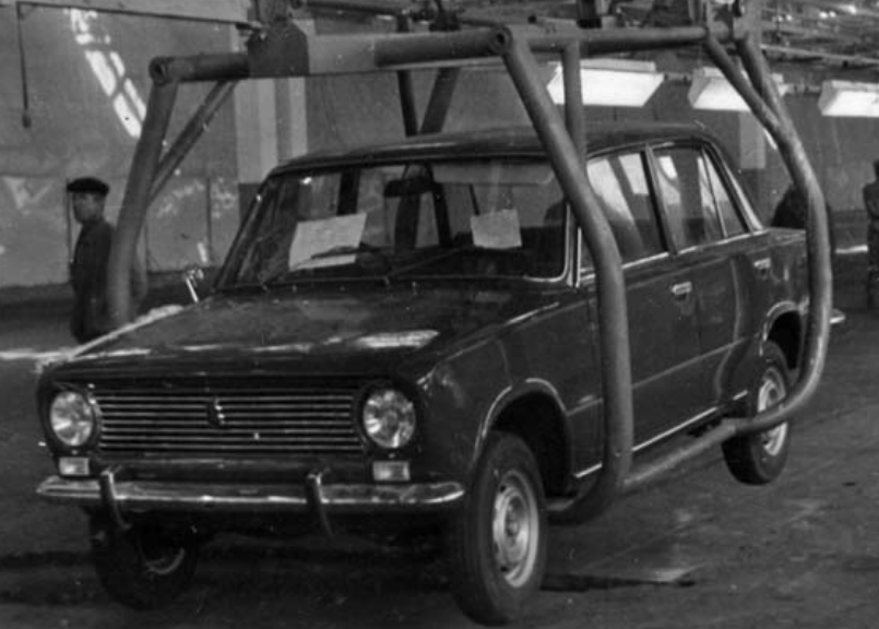 ВАЗ-2101. Фотография бригадира сборщиков Анатолия Александровича Дюжакова Источник: https://filestore.libavtograd.ru/downloads/texts/8335681.pdf .  